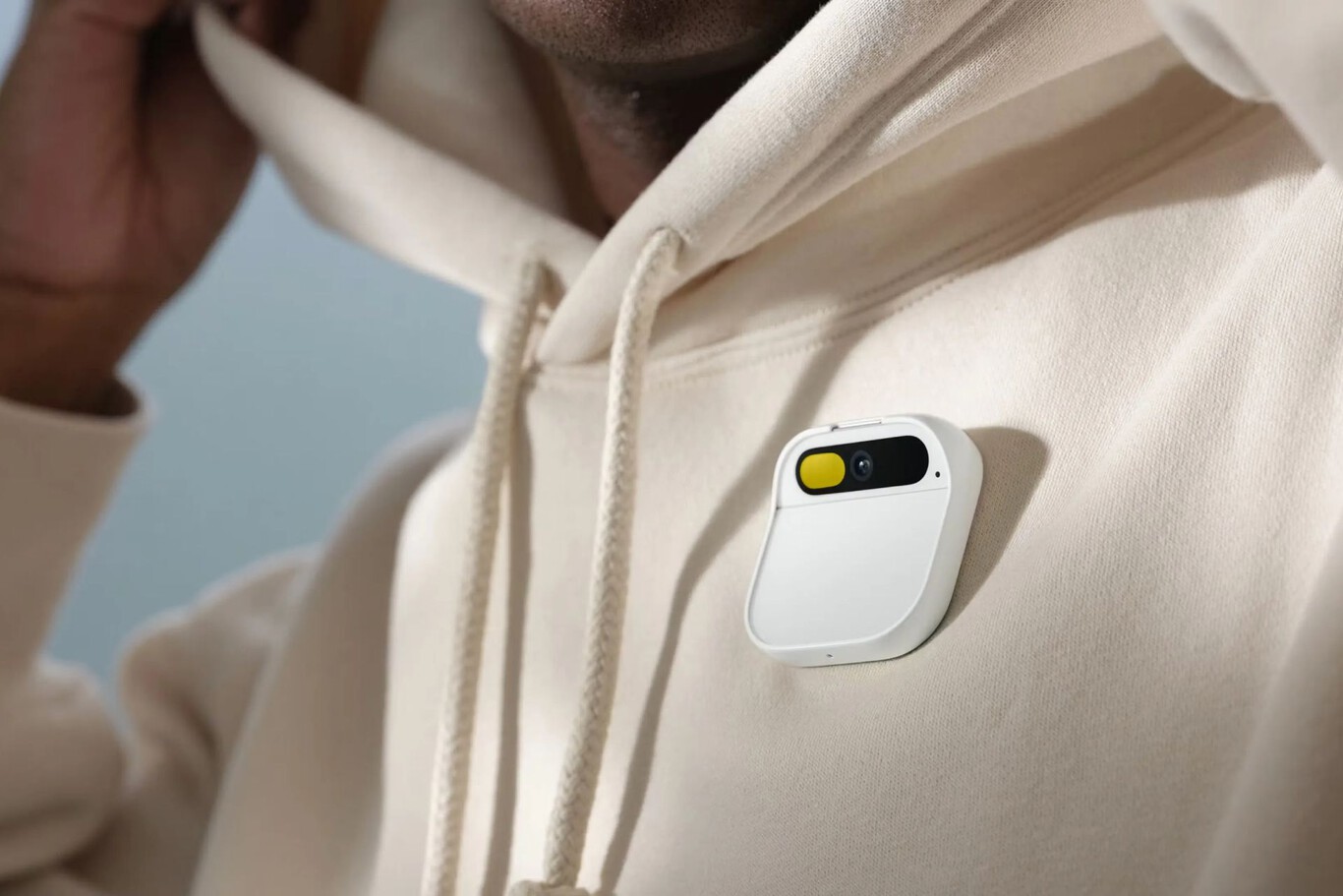 AI Pin: Análisis Crítico, Desafíos Actuales y Perspectivas Futuras de esta Innovadora Alternativa al Smartphone